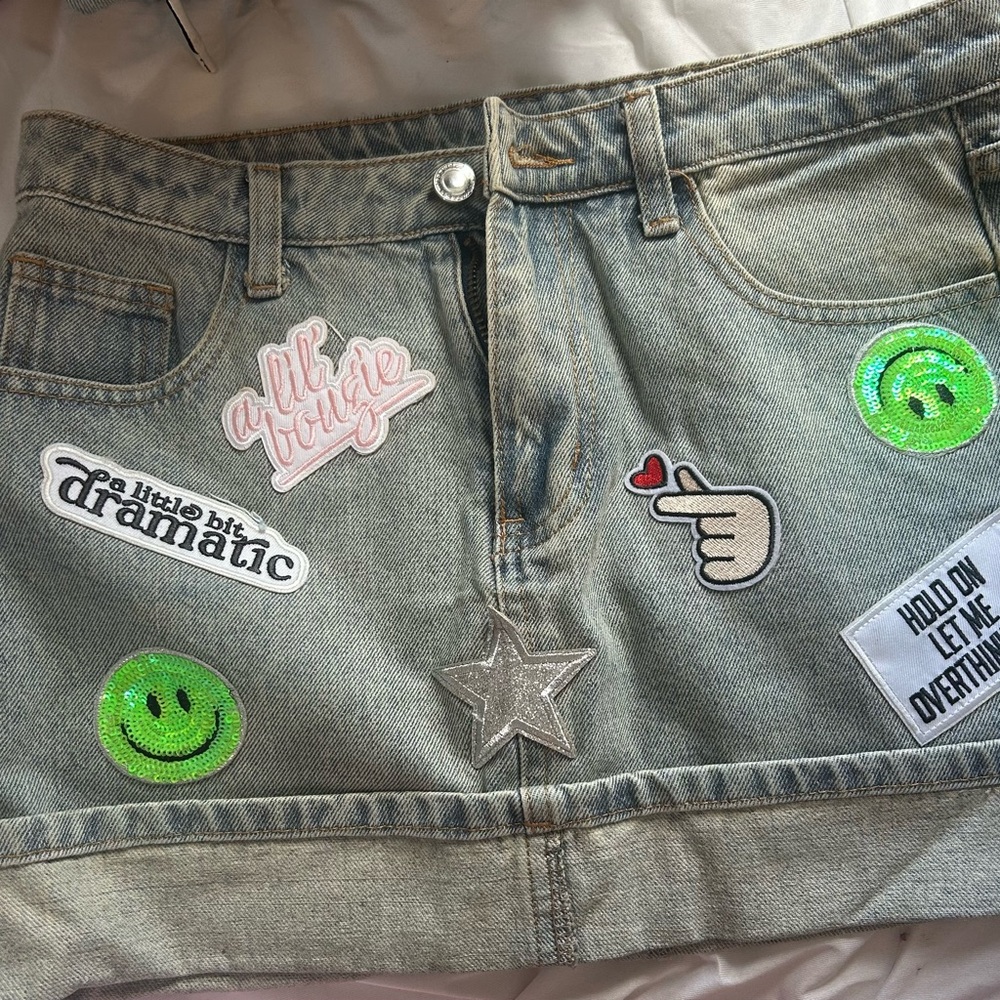 Denim Patch-Embellished Women's Shorts - Light Blue